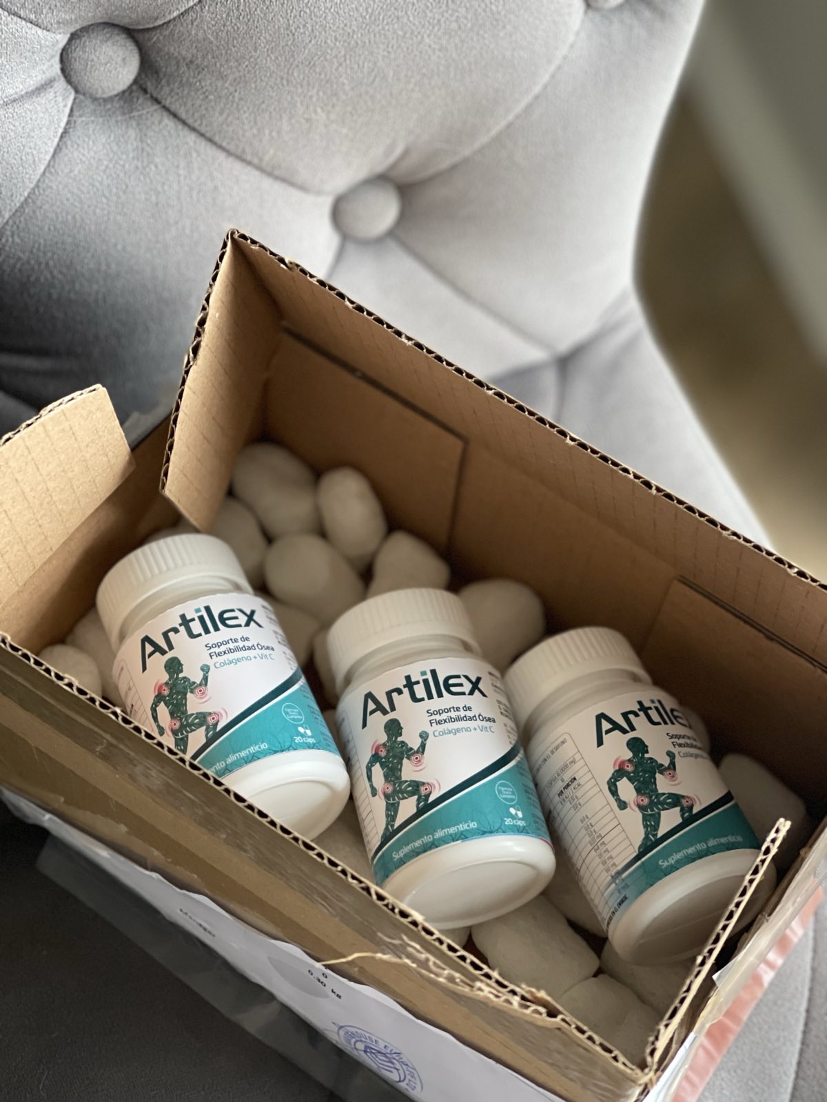 Frascos de Artilex dentro de la caja de envío con relleno de protección